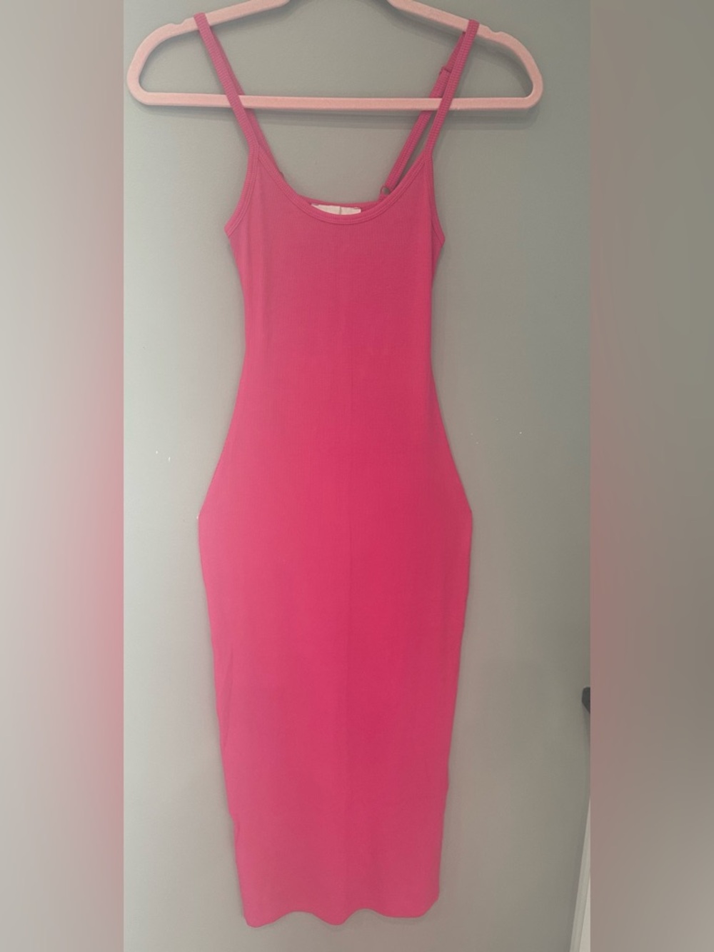 ⭐️ZENANA RIBBED BODYCON MIDI HOT PINK DRESS - Picture 6 of 8